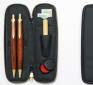 チャック式ペンケースと木軸ボールペンと木軸シャープペンの文具セットの画像